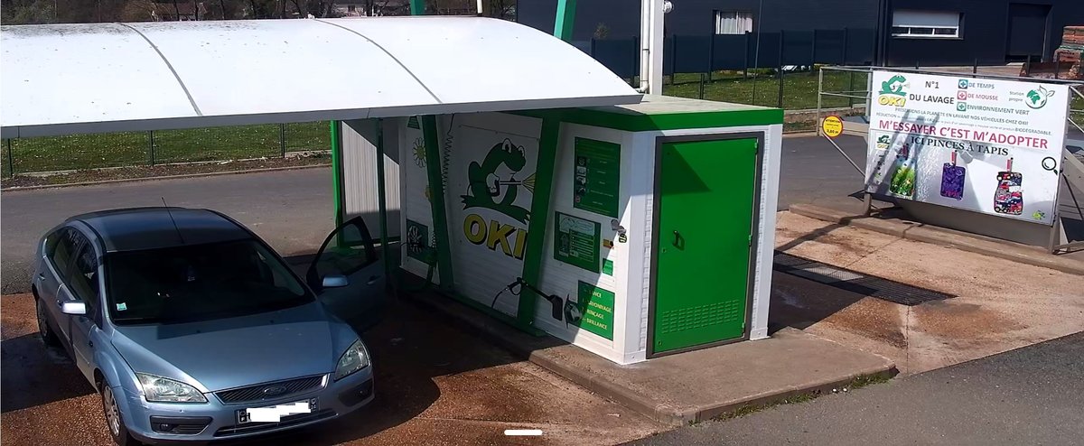 Vue caméra dôme 360° sur mât — station de lavage professionnelle