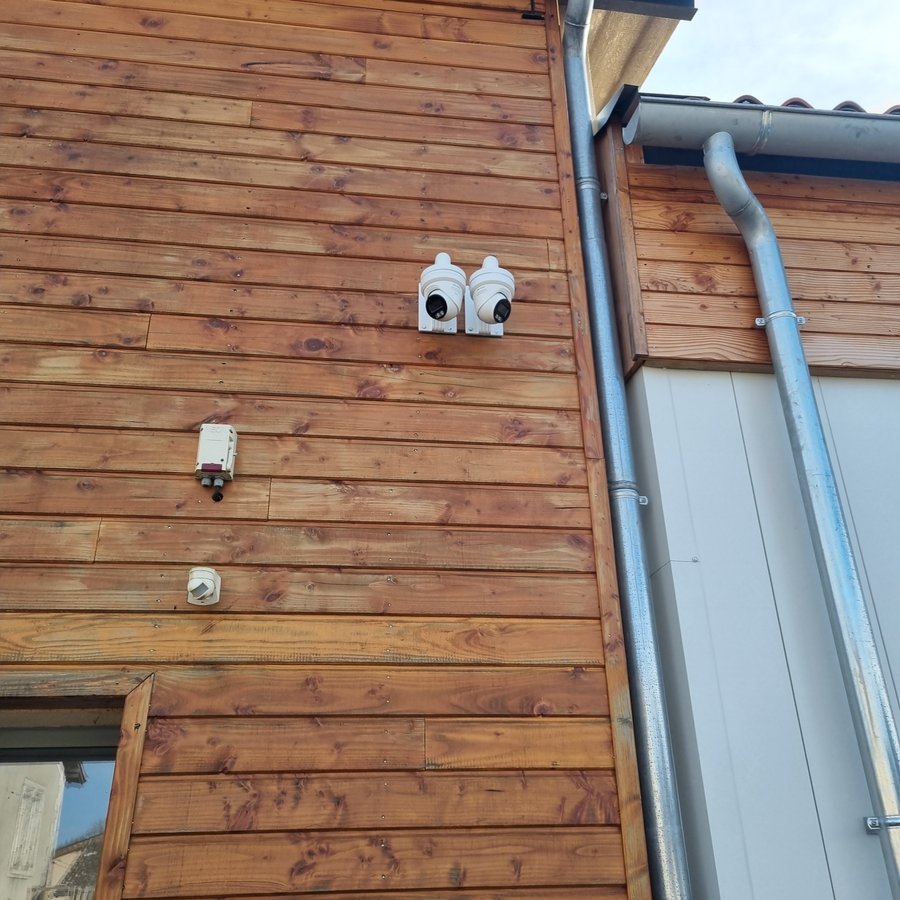 Pose de caméras de surveillance sur façade bois — local professionnel Dordogne