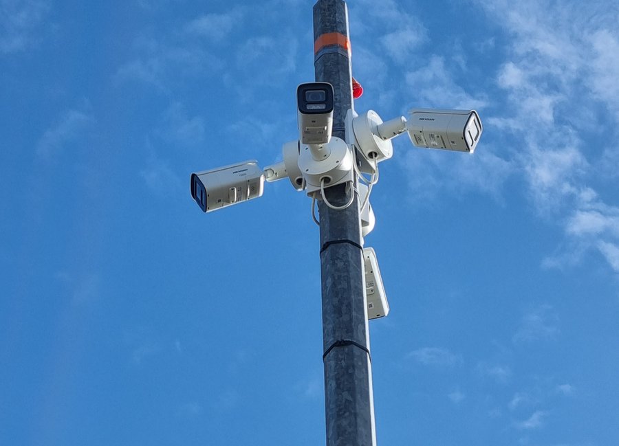 Multi-caméras Hikvision sur mât extérieur site industriel Dordogne — IPS