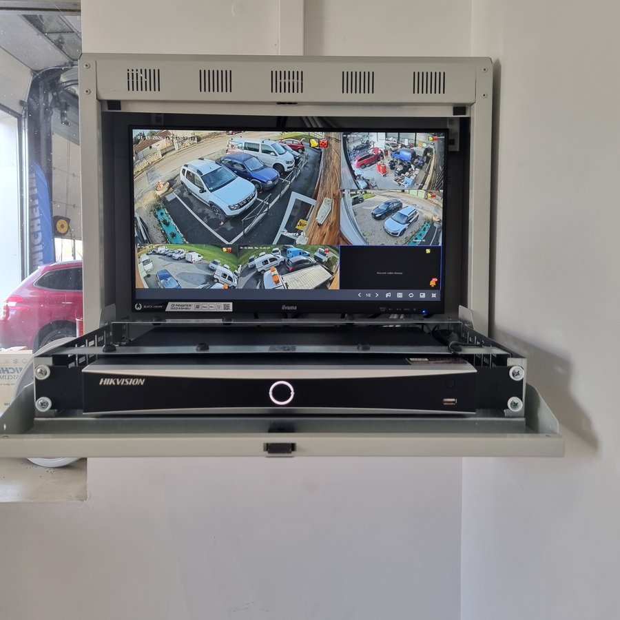 Baie NVR avec moniteur vidéosurveillance 4 vues — installation professionnelle IPS