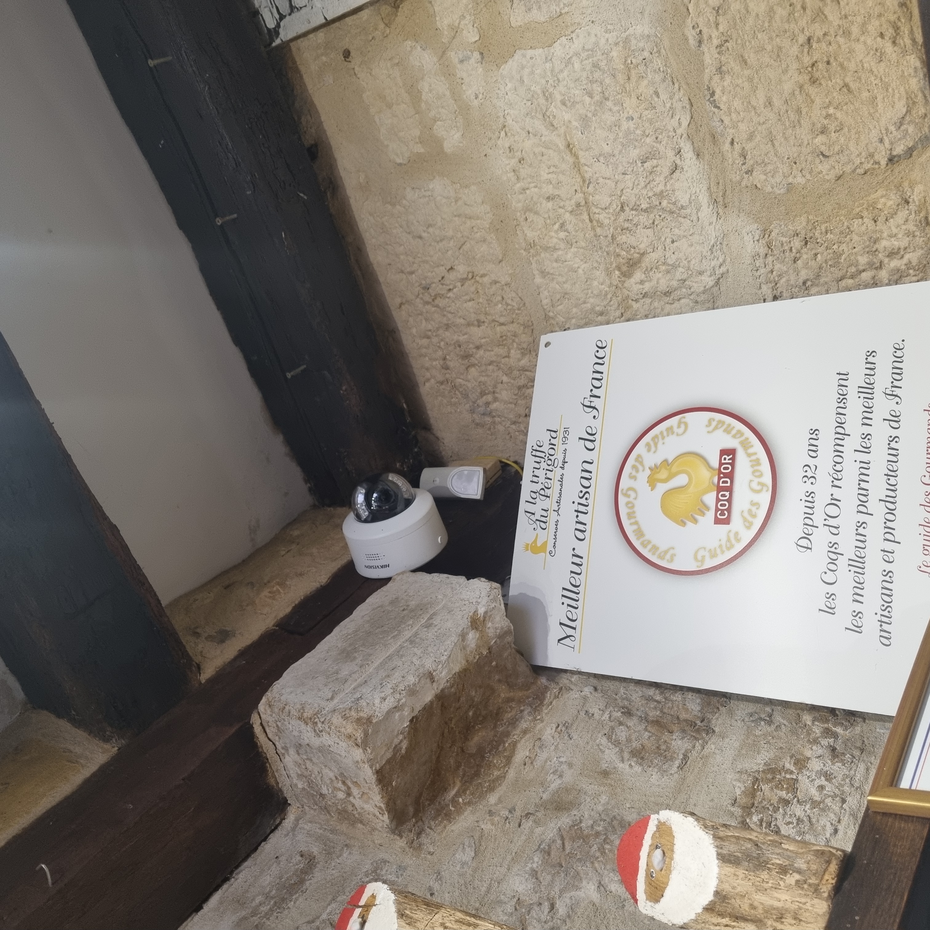 Caméra dôme avec haut-parleur et microphone intégrés — commerce À la Truffe du Périgord, Sarlat-la-Canéda